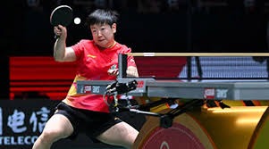 出席白宫晚宴后，C罗与美国防务部长合影